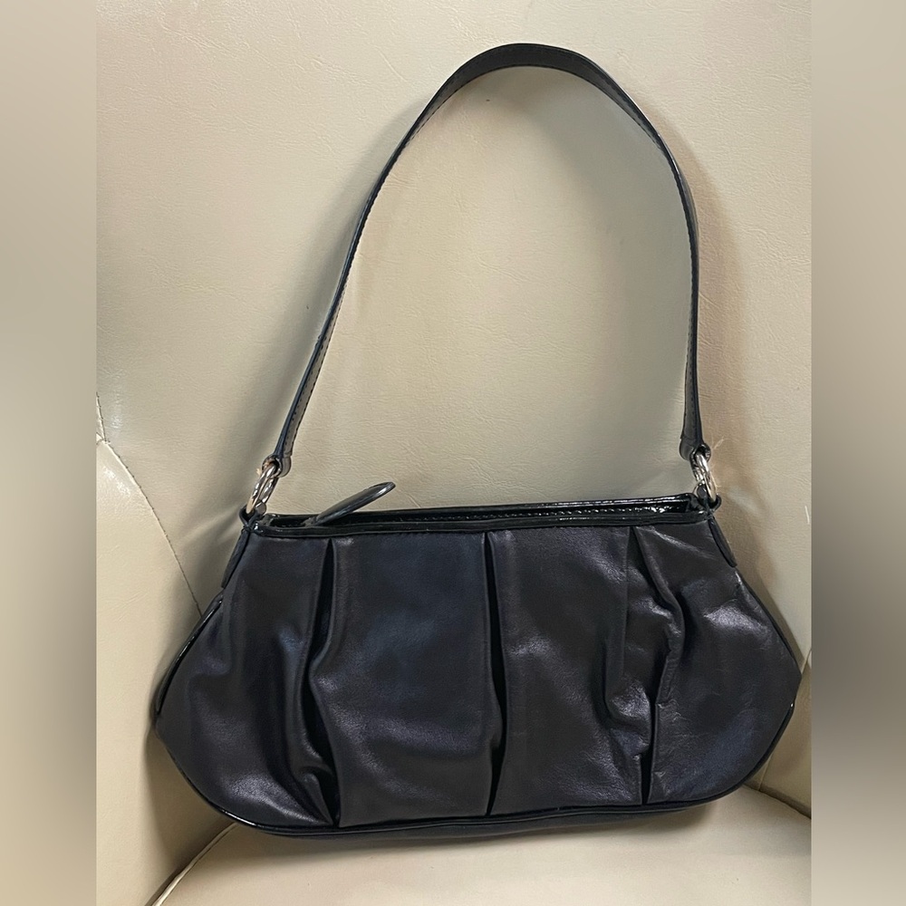 Classic Black Shoulder Bag - Unbranded